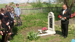 Администрация Лозовского сельского поселения торжественно открыла обновлённый памятник