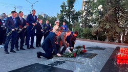 Вячеслав Гладков возложил цветы к мемориалу «Скорбящая мать»