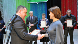 Библиотекарь из села Свистовки получила Почётную грамоту областного избиркома