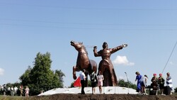 Памятник бойцам Первой конной армии украсил въезд в Великомихайловку