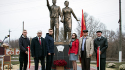 Ветераны комсомола Ровеньского района открыли новый памятник в райцентре