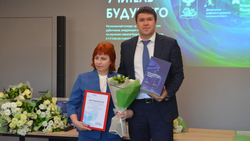 Евгений Мирошников наградил учителя Нижнесеребрянской школы Ровеньского района