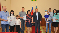 Три молодые семьи Ровеньского района получили жилищные сертификаты
