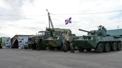 Евгений Савченко проверил условия проживания танкистов в Валуйках