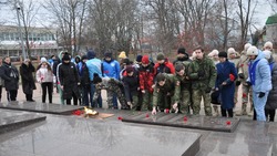Представители власти и ровеньской молодёжи почтили память защитников страны
