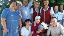 С песней – по жизни. Жительница посёлка Ровеньки Клавдия Пшеничная отметила 90-летие