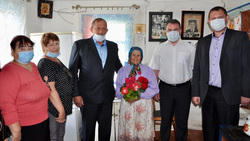 Власти поздравили жительниц села Айдар и Лозовое Ровеньского района с юбилеем