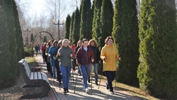 Ровенчане отметили День здоровья зарядкой на свежем воздухе и активной прогулкой по парку