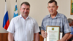 Руководители Ровеньского района вручили награды за труд на заседании Муниципального совета