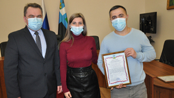Четыре молодые семьи из Ровеньского района получили жилищные сертификаты