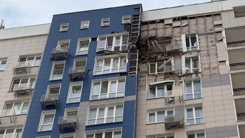 Беспилотник ВСУ атаковал многоквартирный дом в Белгороде 