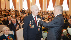 Евгений Савченко передал белгородским ветеранам первые 13 медалей к юбилею Победы