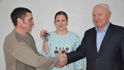 Супруги Ольга и Владимир Павленко из Ладомировки получили ключи от нового дома