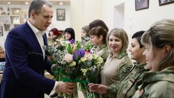 Вячеслав Гладков поздравил белгородок из отрядов самообороны с наступающим 8 Марта