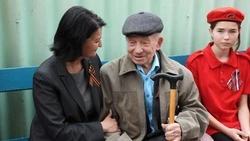 Власти Ровеньского района поздравили ветерана Великой Отечественной войны Филиппа Ивановича Лозового