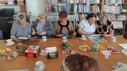 Члены литературного клуба ровеньской библиотеки обсудили историю развития детских книг