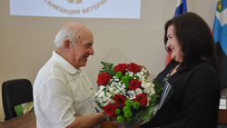 Глава администрации Ровеньского района наградил председателя Совета ветеранов грамотой