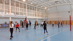 Волейбольные баталии прошли в физкультурно-оздоровительном комплексе посёлка Ровеньки