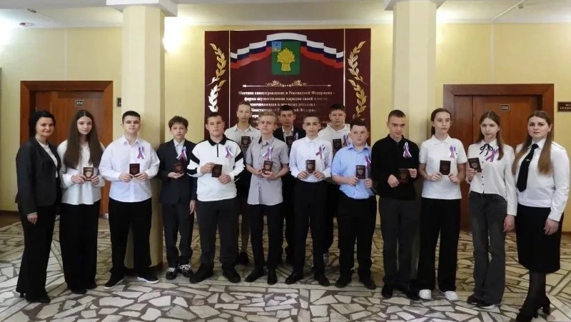 Юные ровенчане стали обладателями паспортов в преддверии Дня космонавтики