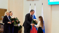 Вячеслав Гладков вручил именные стипендии ребятам в номинации «Культура»