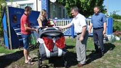 Глава администрации Ровеньского района вручил семье Заскалько двухместную детскую коляску