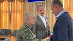 Вячеслав Гладков вручил награды отличившимся белгородцам