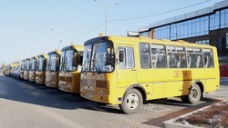 Вячеслав Гладков вручил ключи от новых автобусов директорам двух школ Ровеньского района