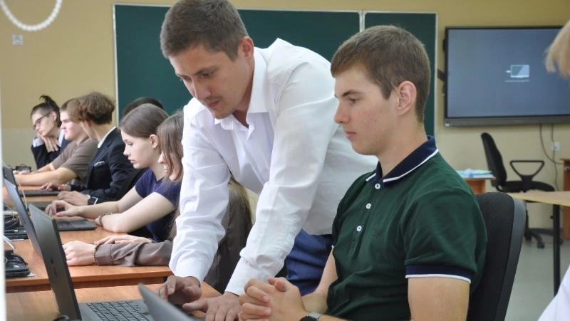 Станислав Тулинов – учитель информатики и педагог дополнительного образования Ровеньской школы № 2