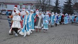 Парад Дедов Морозов и Снегурочек открыл главную ёлку Ровеньского района