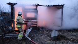 Сотрудники МЧС ликвидировали пожар в хозяйственной постройке в посёлке Ровеньки