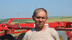 Механизатор Пётр Мандрыкин совместил труд в поле с творчеством в сельском ДК