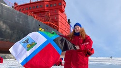 Выпускница Полина Баранова развернула флаг Белгородской области на Северном полюсе