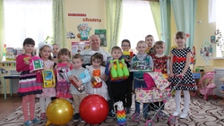 Директор «Жаворонка» подарил игрушки воспитанникам дошкольной группы Лозовской школы