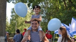 Защитники морских рубежей отметили день ВМФ в парке посёлка Ровеньки