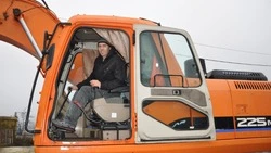 Александр Григорьевич Пакалов трудится машинистом экскаватора в ЗАО «Ровеньской дорожник» 14 лет