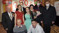 Глава администрации Ровеньского района поздравил юбиляра с 90-летием
