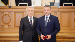 Евгений Савченко наградил главу администрации Ровеньского района Андрея Пахомова