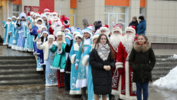 Ровеньские Деды Морозы и Снегурочки прошли парадом 25 декабря
