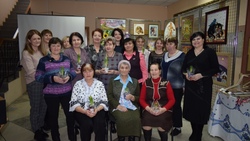 Сотрудники ровеньского краеведческого музея поздравили творческих женщин района с 8 Марта
