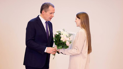 Вячеслав Гладков наградил губернаторских стипендиатов в категории «Образование»