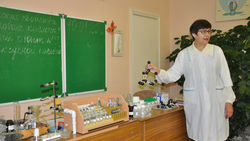Ясеновская средняя школа получила подарок для кабинета химии от фонда «Поколение»