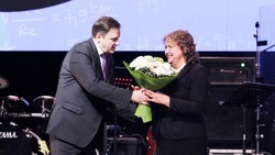 Ровеньский педагог Елена Ольхова принимала поздравления с Днём учителя в областном центре