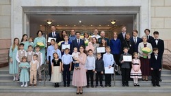 Полпред Президента РФ в ЦФО Игорь Щёголев наградил многодетных семей орденами «Родительская слава»