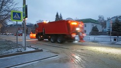 Коммунальная служба Ровеньского района приступила к борьбе с обледенением дорог с пяти утра