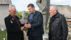 Ровеньский скульптор получил благодарственное письмо губернатора Воронежской области