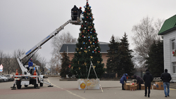 Новогодняя ёлка порадует жителей и гостей на центральной площади посёлка Ровеньки