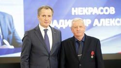 Вячеслав Гладков вручил награды за заслуги перед Белгородской областью