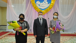 Многодетные мамы принимали поздравления представителей власти Ровеньского района