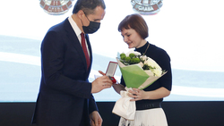 Жительница села Харьковское Ровеньского района получила награду из рук губернатора
