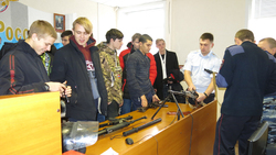 Полицейские ответили на вопросы ровеньских студентов в ходе экскурсии в отдел МВД